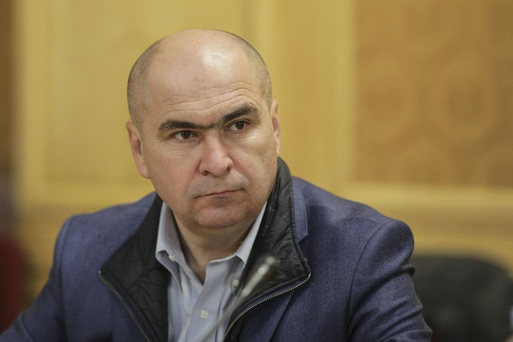 Guvernul taie în carne vie -- mai puțini șefi, salarii mai mici și beneficii plafonate în companiile de stat