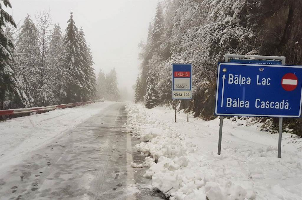 Transfăgărășanul, plin de zăpadă. În Zona Bâlea Lac a venit iarna 