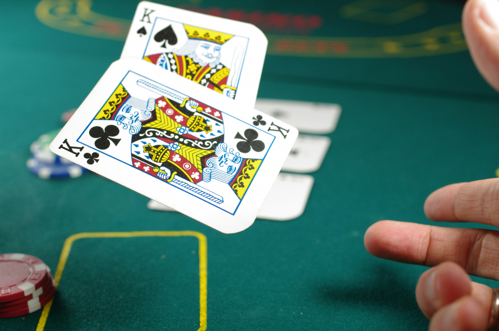 Ce se permite și ce nu la mesle de poker și blackjack