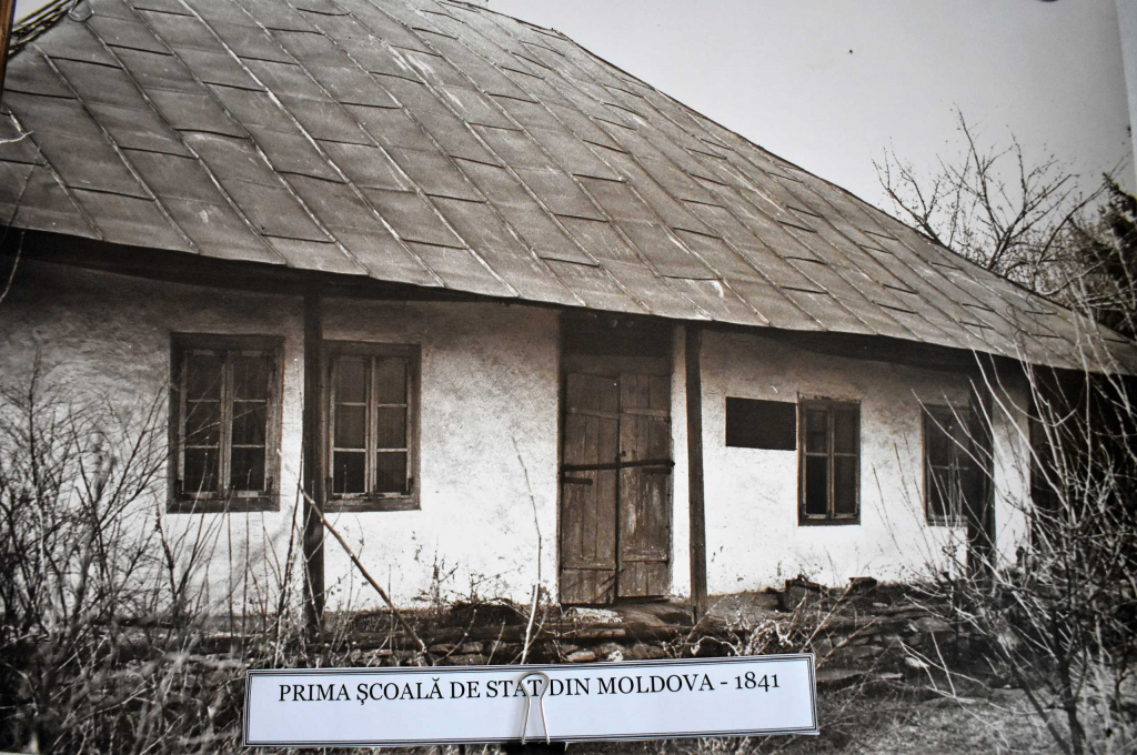 Clacă pentru reconstruirea primei şcoali săteşti de stat din Moldova