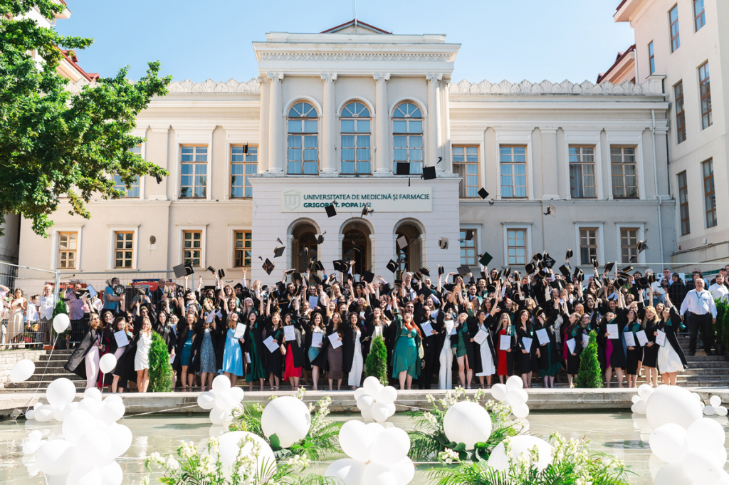 Emoții uriașe la UMF: 1.650 de absolvenţi depun „Jurământului lui Hipocrate”