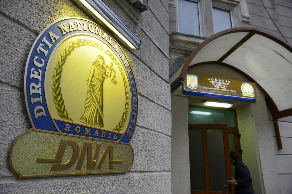 Director din Ministerul Educației arestat după ce ar fi primit mită câteva sute de mii de euro