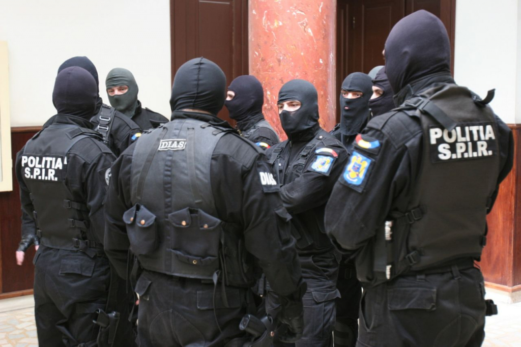Percheziții la Bacău în dosarul polițistei bătute de un adolescent