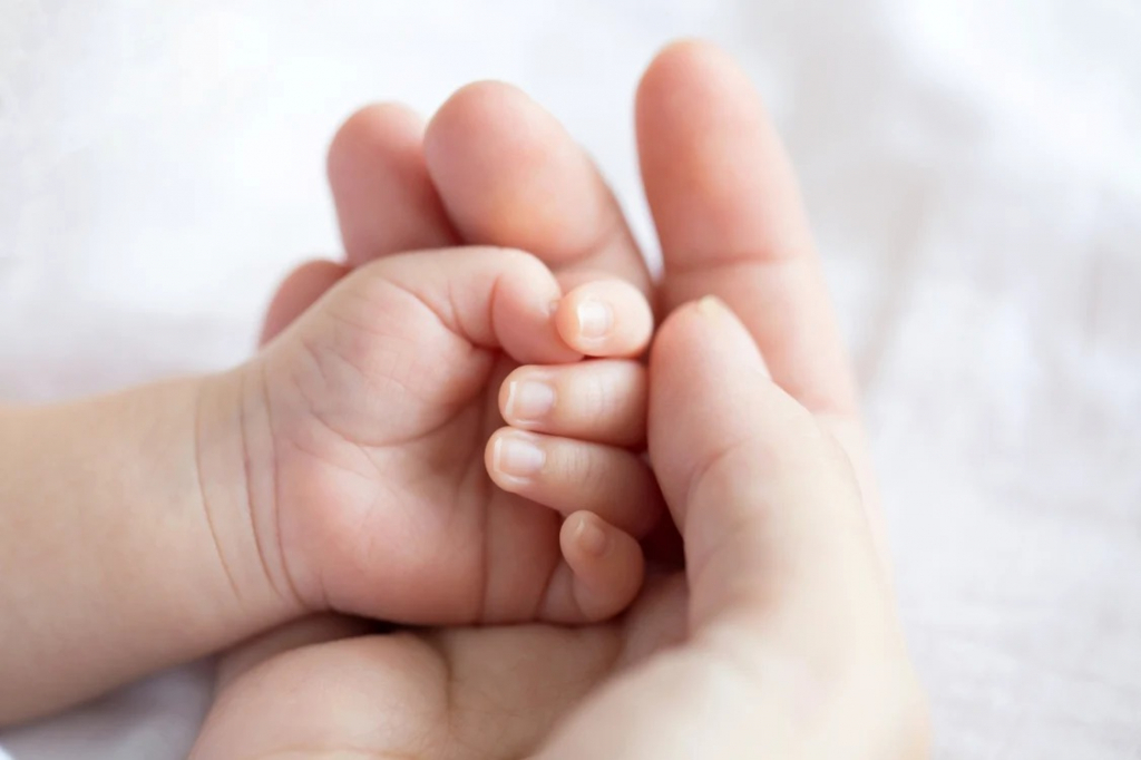 Record: O femeie a născut pentru a 12-a oară prin cezariană. Ultimele trei operaţii s-au făcut la Maternitatea din Bacău