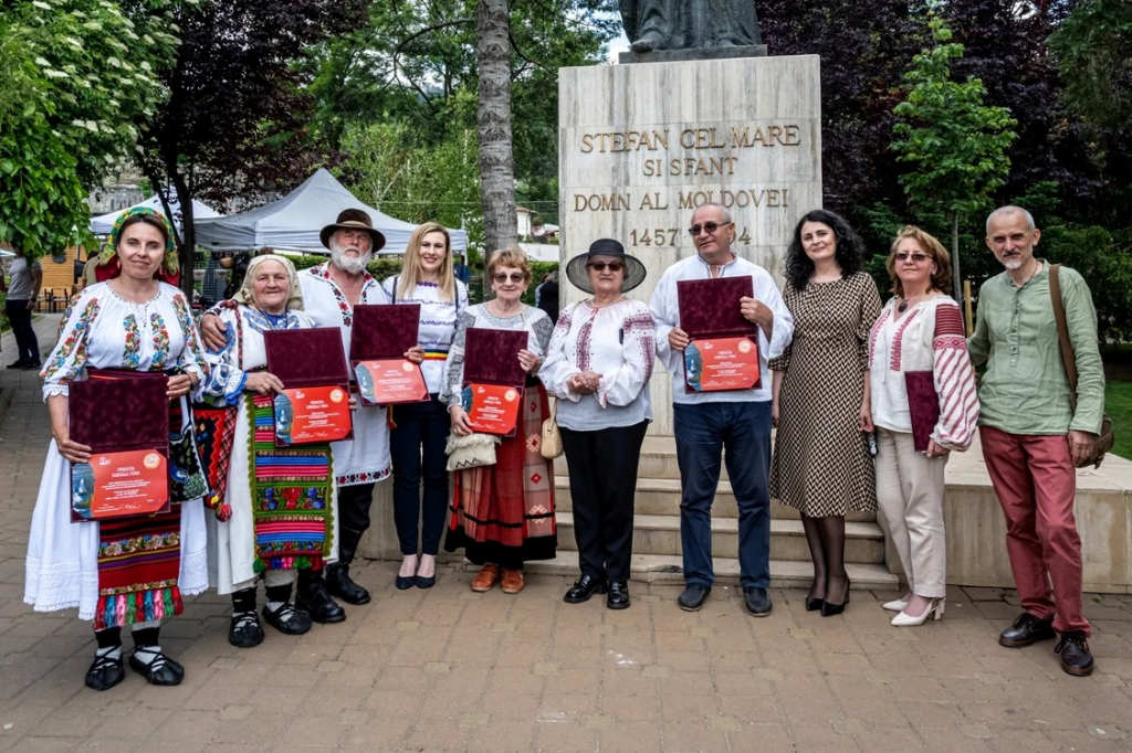 Mâini măiastre, păstrătoare ale meşteşugurilor tradiţionale. Cine sunt premianţii la Festivalul „Lada cu zestre“