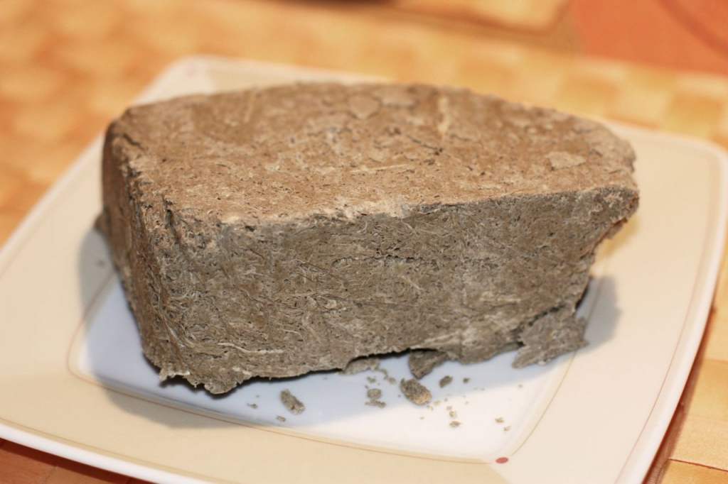 Procurorii DIICOT au şi simţul umorului: i-au pus traficantului halva în loc de cannabis