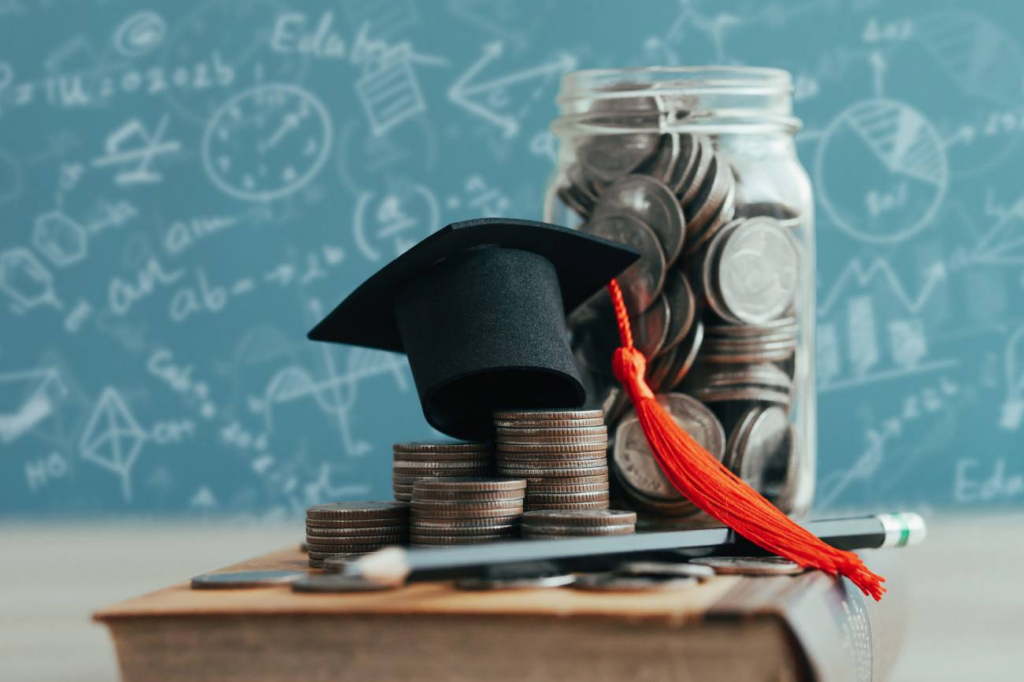Burse de 3.700 de lei  pentru masteranzi
