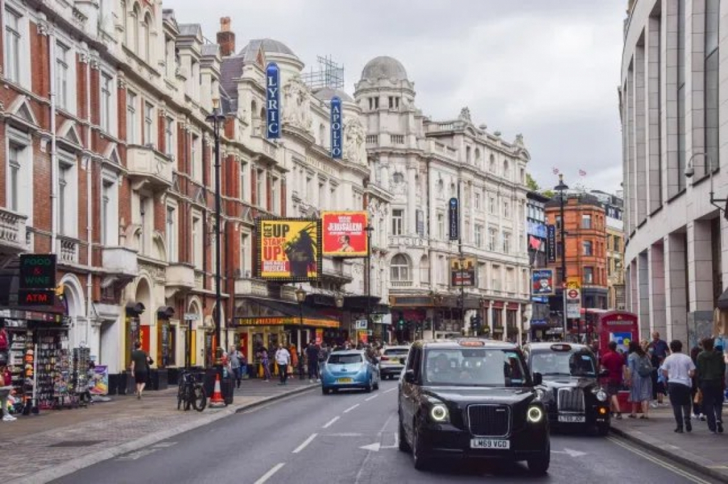Atac în ziua de Crăciun: un bărbat a intrat cu mașina în mulțimea de pe trotuar, în Londra