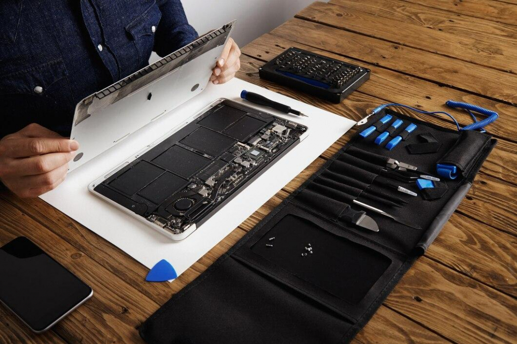  Laptopuri refurbished vs. second-hand: care este diferența reală dintre acestea?