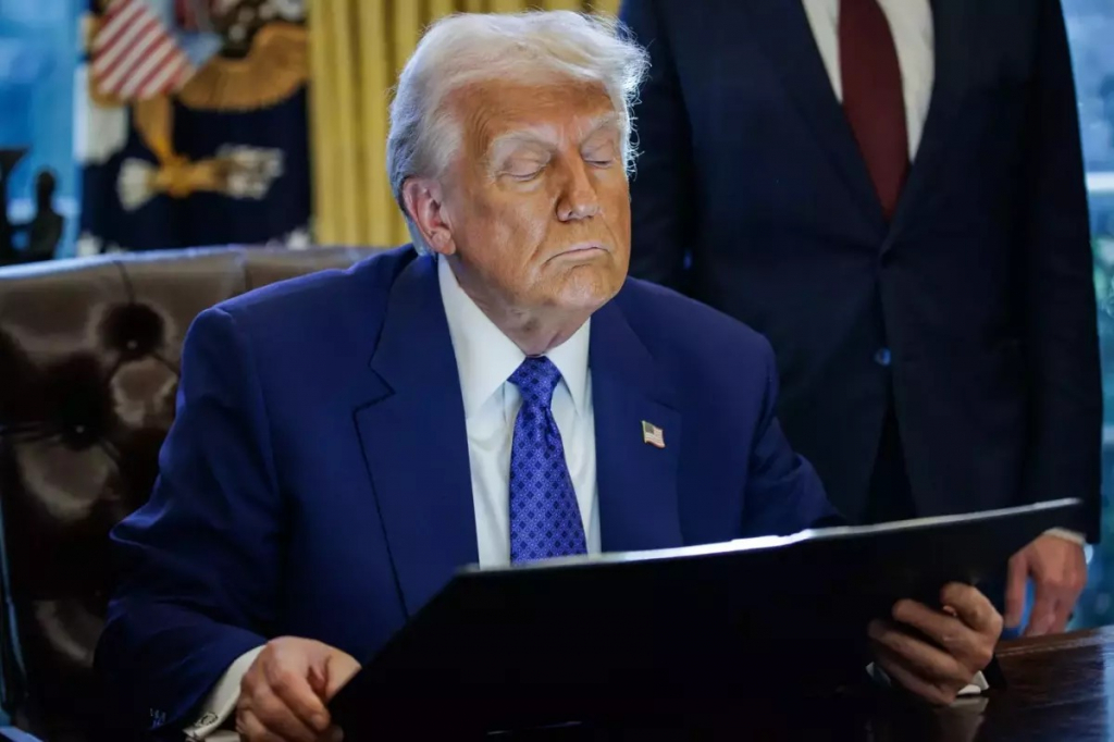 Cum a vândut Trump Ucraina. The Guardian: 