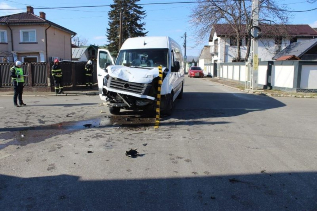 Doi minori, pasageri într-un microbuz, răniţi într-un accident la Roman