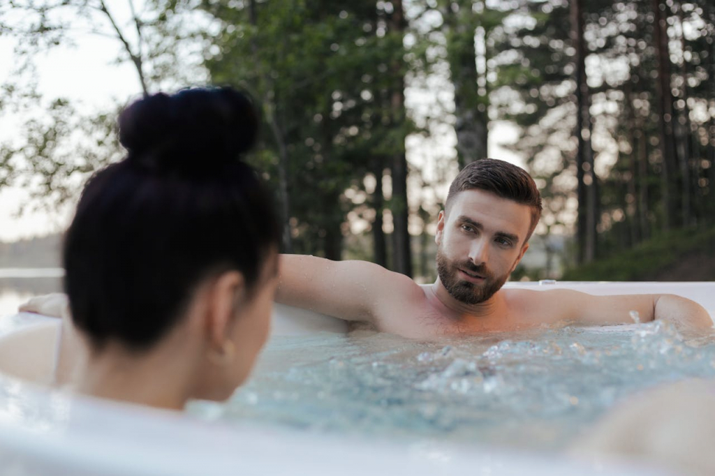 Avantajele unui jacuzzi de exterior și cum să-l integrezi în grădina ta