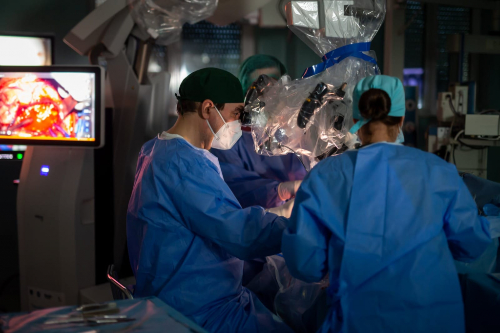 Un pakistanez şi un italian, trataţi la Iaşi cu tehnologia Gamma Knife