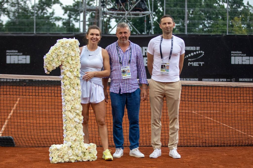 Simona Halep, asaltată de fani, la Iași
