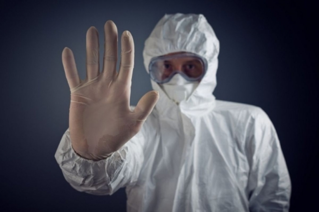 Coronavirus. Două persoane aflate în izolare, transportate la spital cu multiple traumatisme