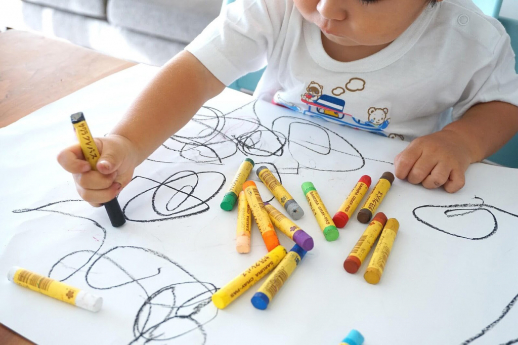 Iată 3 sfaturi de urmat dacă vrei să dezvolți simțul artistic al copilului tău!