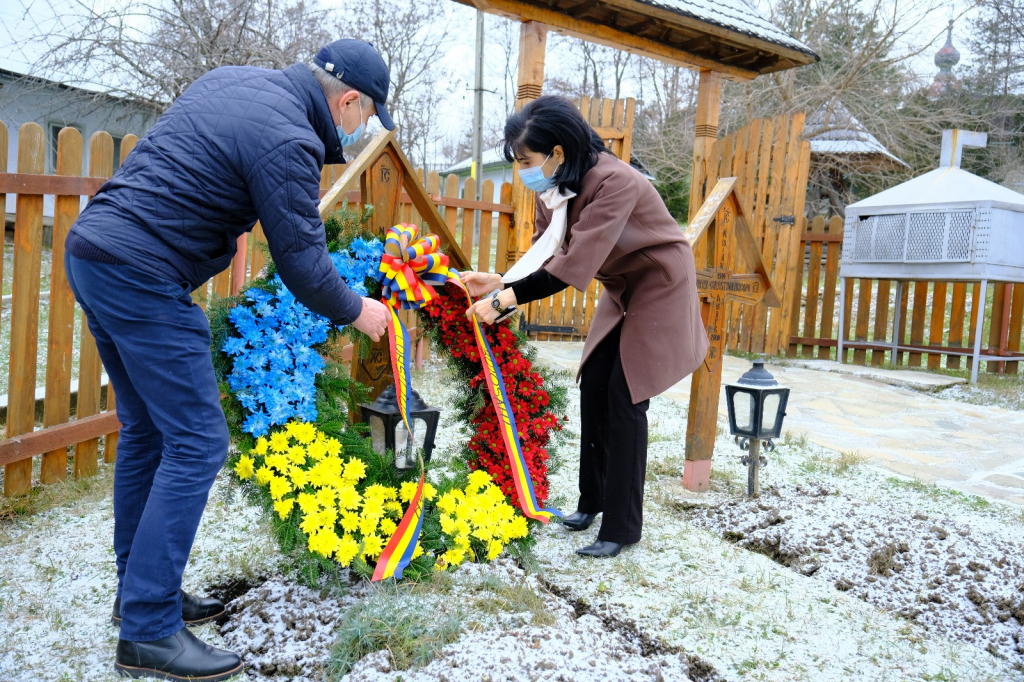 Coroane de flori depuse mormintele familiei Eminescu aflate la Mănăstirea Agafton