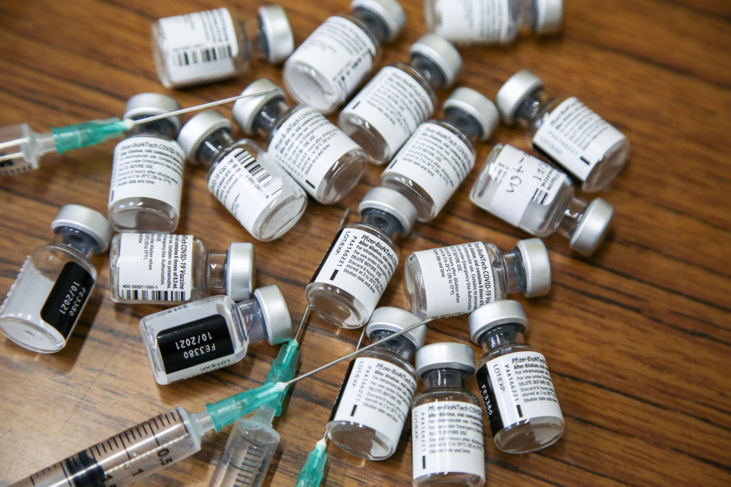 Bacău - Percheziţii într-un dosar de vaccinare ”la chiuvetă”