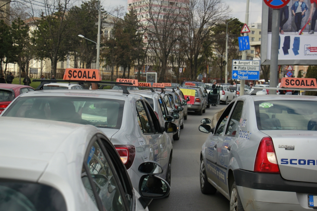 Amenzi drastice pentru maşinile-şcoală care circulă pe străzile cu restricţii