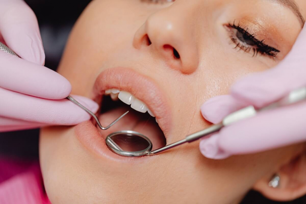 5 aspecte pe care să le ai în vedere atunci când te decizi să-ți pui implant dentar