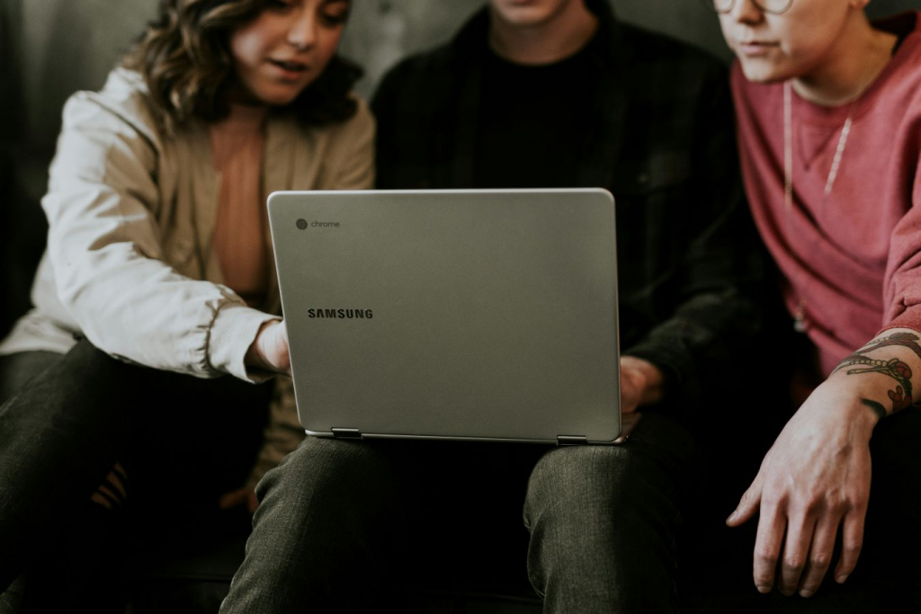  Care laptop este mai bun: Macbook Pro vs HP Pavilion X360?