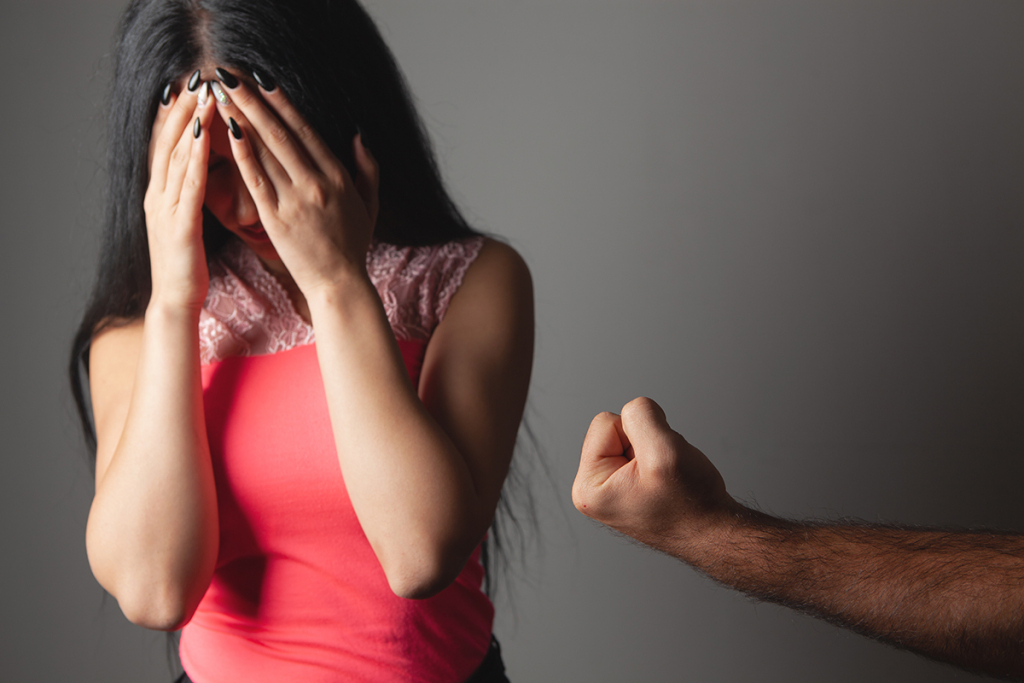 O adolescentă s-a răzbunat pe tatăl ei. I-a făcut plângere penală, iar omul este judecat
