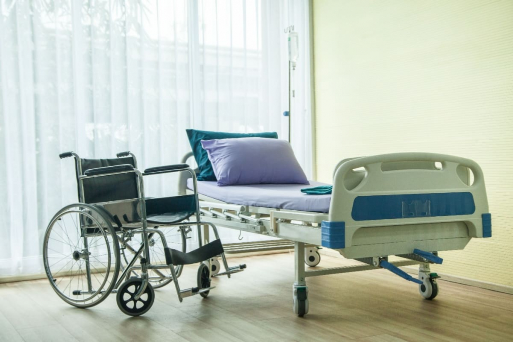Scaune cu rotile electrice vs. scaune cu rotile manuale: avantaje și dezavantaje