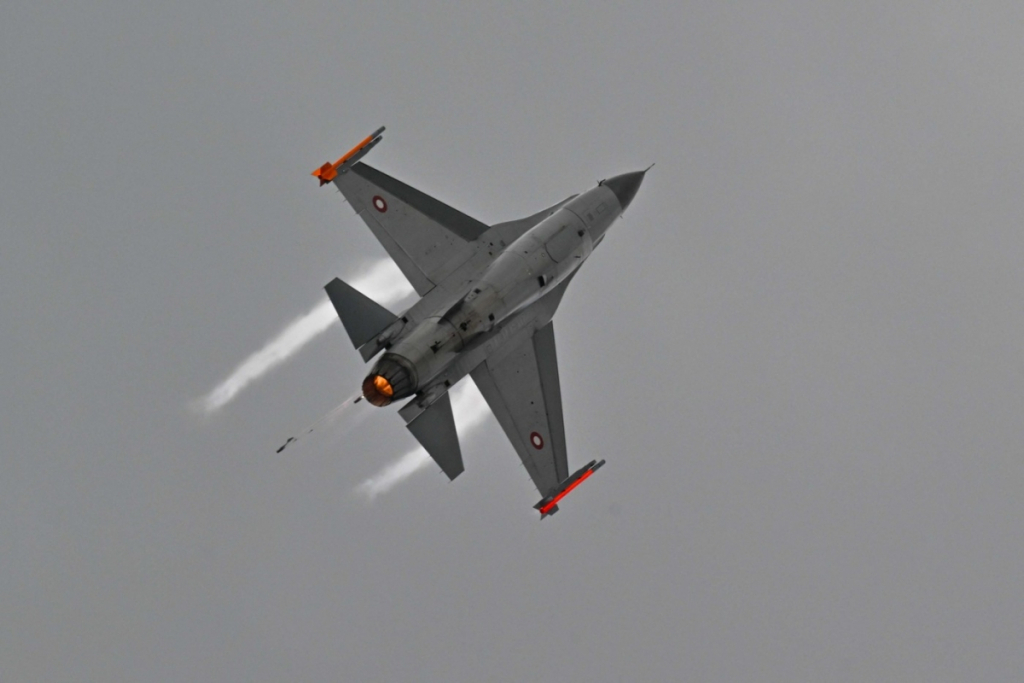 Trei noi avioane F-16, cumpărate de România, au ajuns la Câmpia Turzii