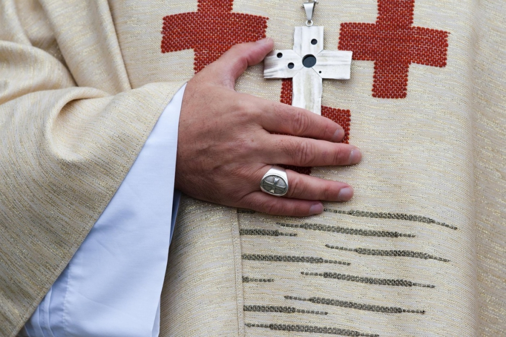 Biserica Catolică anunță că homosexualii pot deveni preoți: Castitatea este esențială!