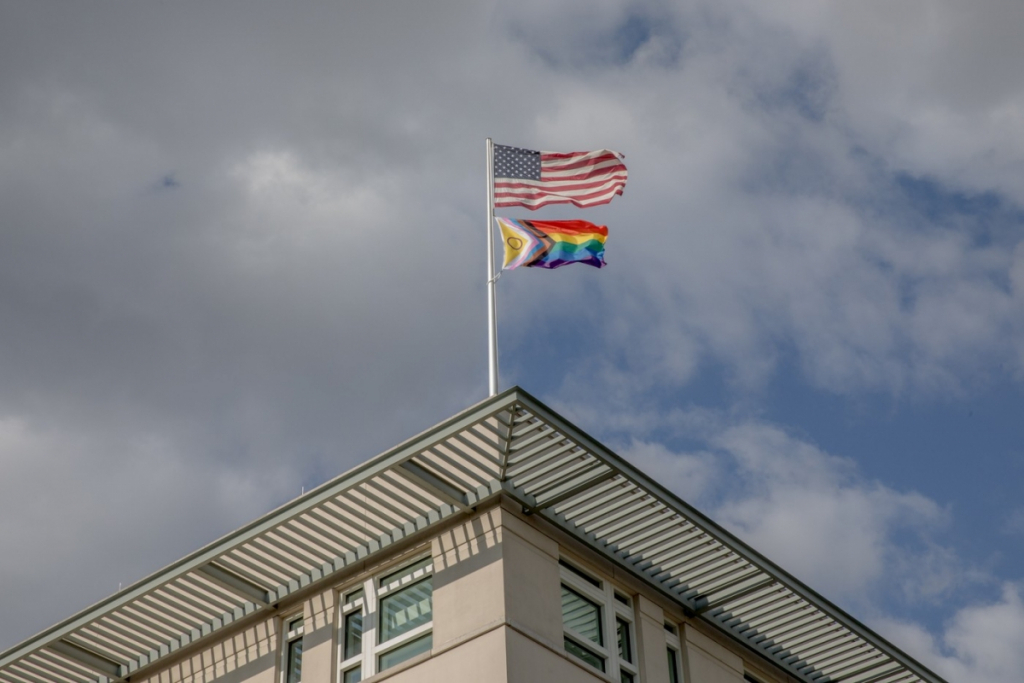 Schimare importantă - Administrația Trump interzice steagurile LGBT la ambasade și consulate