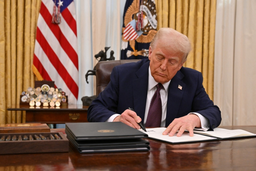 Lui Trump începe să îi placă războiul din Ucraina: Vrea să cumpere arme din SUA cu banii rușilor!