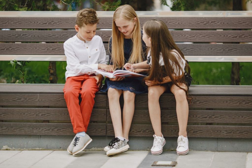 Top 5 cărți de citit pentru adolescenții de 12-14 ani.