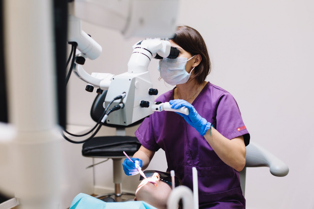Care sunt principalele aparate folosite de către tehnicienii dentari de top?
