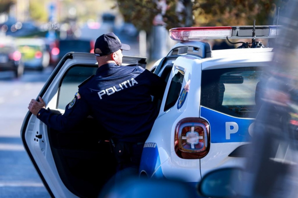 Tânără din Suceava, șir de infracțiuni în doar câteva minute: A chemat agenții, a urcat băută la volan și a sunat la 112 de față cu polițiștii