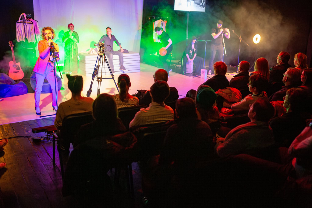 Teatrul „Luceafărul” marchează Purple Day și Ziua Mondială a Teatrului prin evenimente speciale