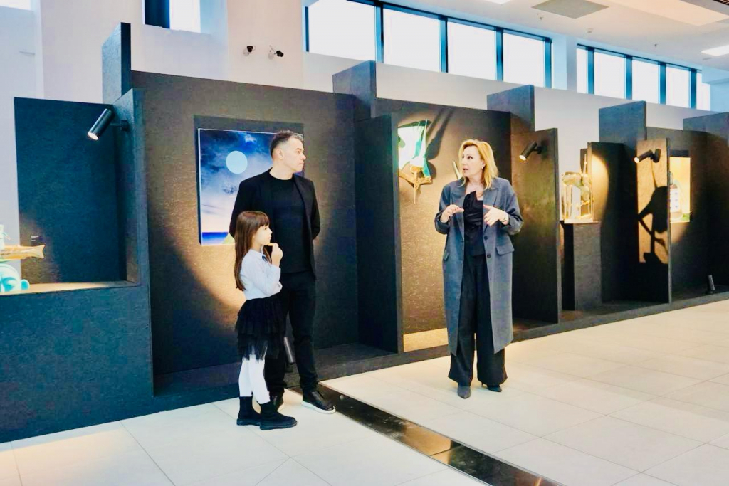 FOTO -- Felix Aftene deschide Romanian Creative Week 2025 cu o expoziție spectaculoasă la Aeroportul Iași