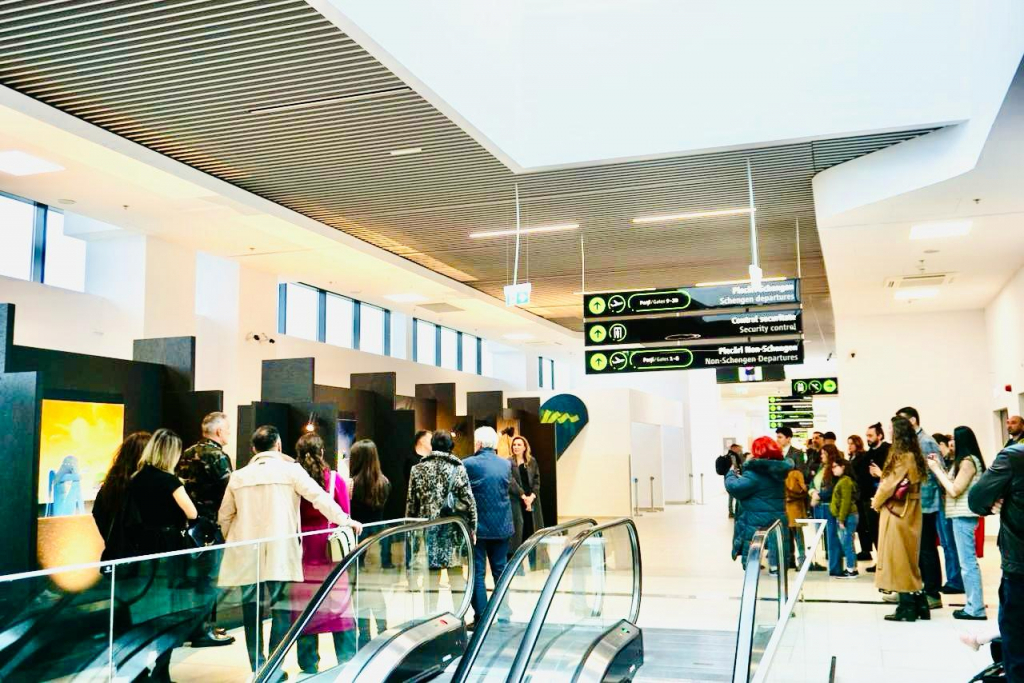 FOTO -- Felix Aftene deschide Romanian Creative Week 2025 cu o expoziție spectaculoasă la Aeroportul Iași