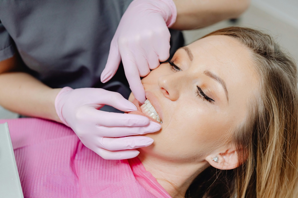 Din ce material sunt realizate gurierele unui aparat dentar Invisalign? Care sunt avantajele acestui dispozitiv dentar