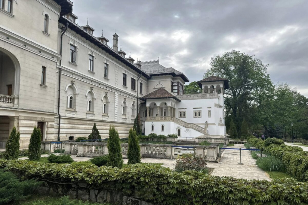 Cât câștigă grădinarii de Palatul Cotroceni, despre care Ilie Bolojan a spus că ”fac naveta pe un salariu mic”. Lista sporurilor oferite de Administrația Prezidențială