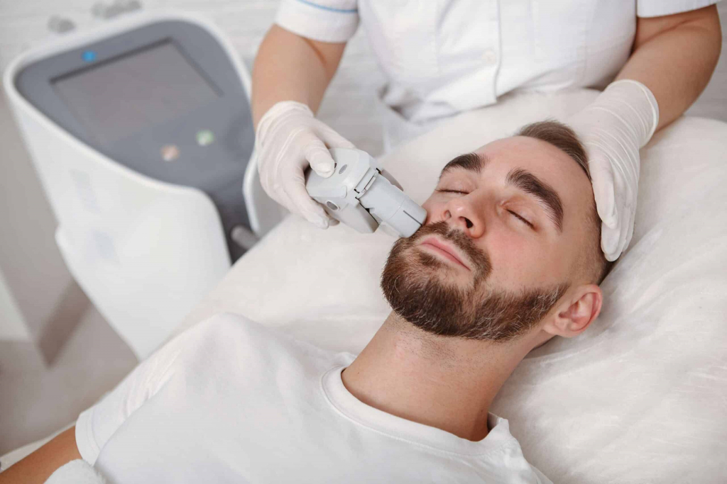Epilarea cu laser. Tot ce trebuie să știi despre beneficii, riscuri, prețuri și motivele reale pentru care merită să o încerci