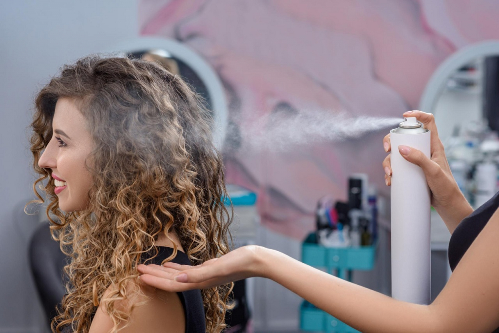Maraton de festivaluri? Șamponul uscat poate fi bateria externă a coafurii tale