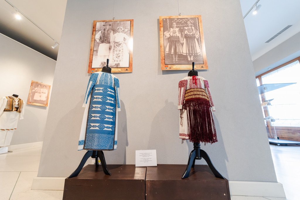 FOTO -- „Tradiție și regalitate” la Palatul Braunstein. Ii din vremea Reginei Maria și bijuterii bănățene în expoziție