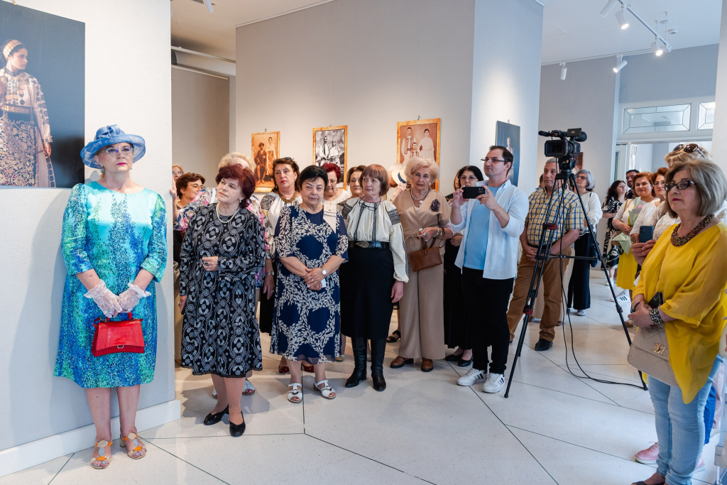 FOTO -- „Tradiție și regalitate” la Palatul Braunstein. Ii din vremea Reginei Maria și bijuterii bănățene în expoziție