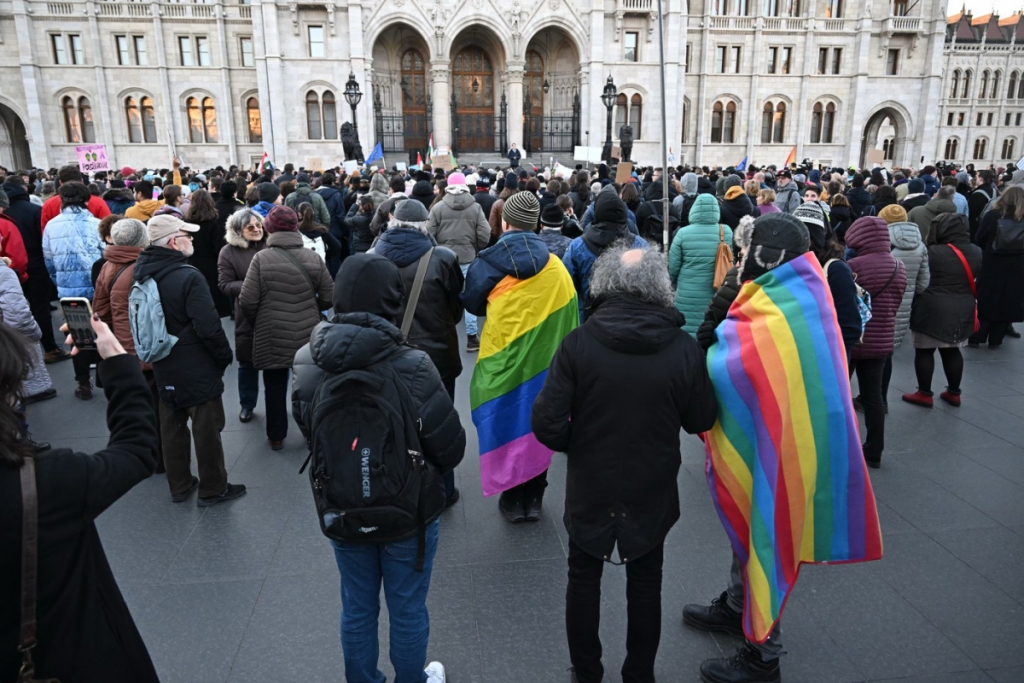 Europarlamentar român, în fruntea marșului LGBT ilegal din Budapesta