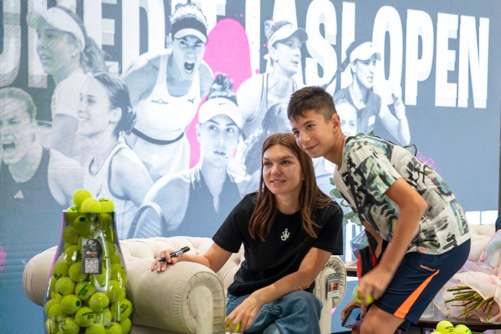 Simona Halep, asaltată de fani, la Iași