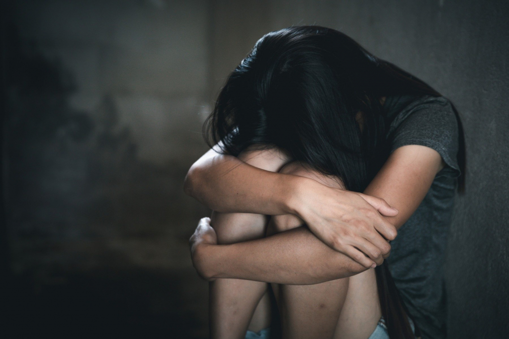 România, prinsă în tăcerea violenței. Peste 61.000 de cazuri de abuz domestic în doar 6 luni. Femeile încă refuză brățările pentru agresori