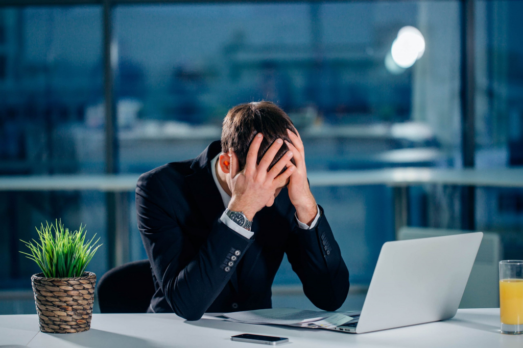 Muncă de sclavi în Iași: burnout-ul, noua pandemie din birouri și magazine