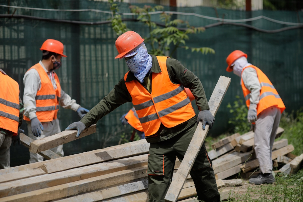 Iașul mușcă mâna care-l ajută. Muncitorii străini sunt scuipați pe stradă