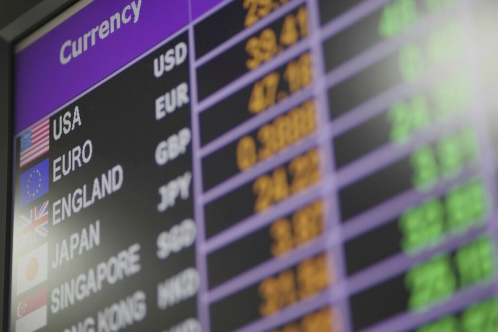 Curs valutar BNR, 9 martie 2020. Ce se întâmplă cu euro în comparație cu lira sterlină, la începutul săptămânii