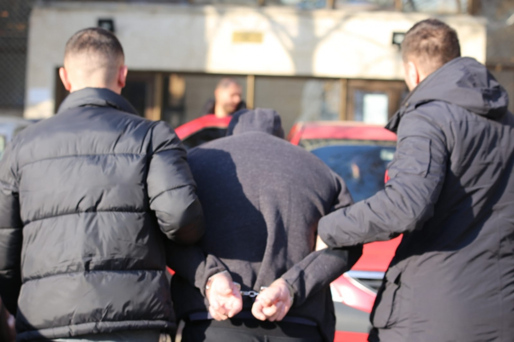 Tânăr de 31 ani, arestat după ce  a participat la săvârșirea mai multor infracțiuni de tâlhărie și furt